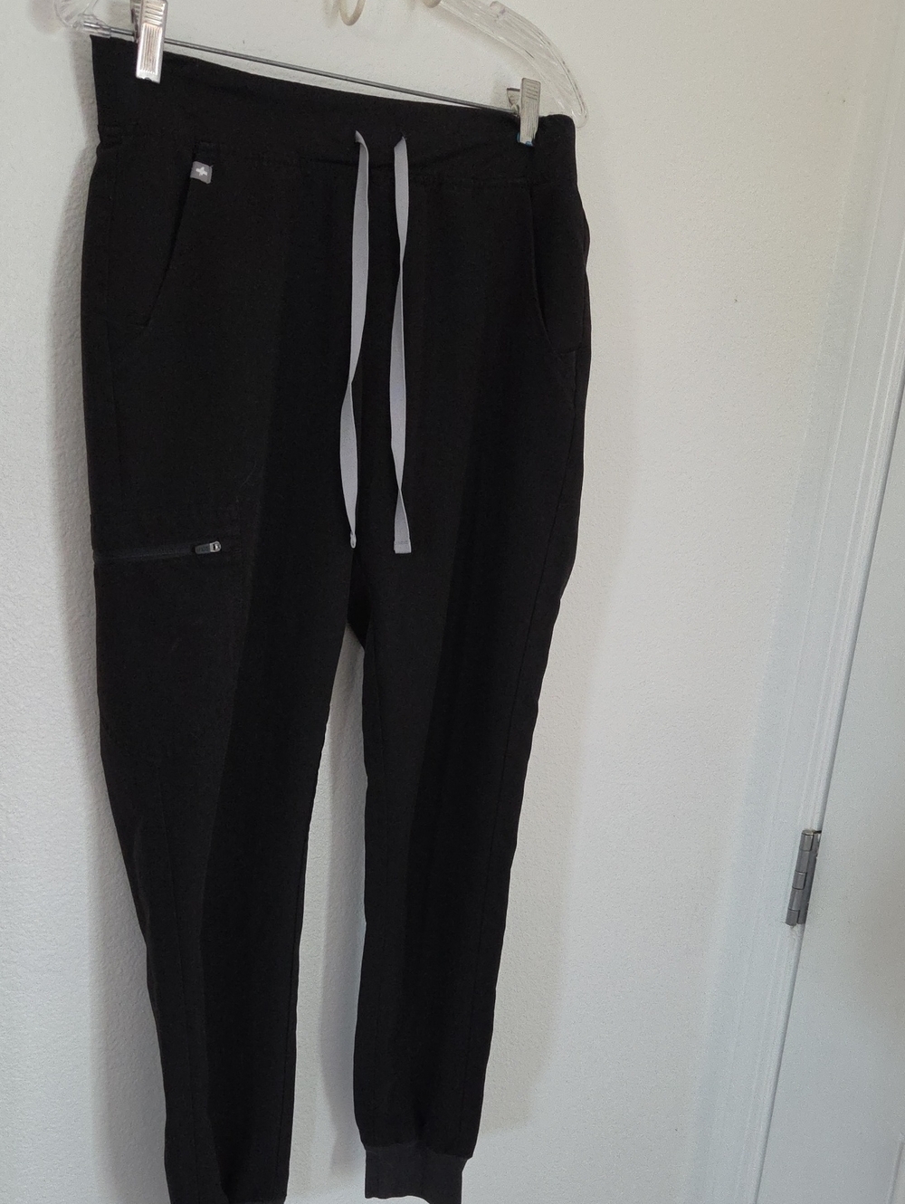 FIGS Zamora Technical Collection Joggers in Black Size Medium